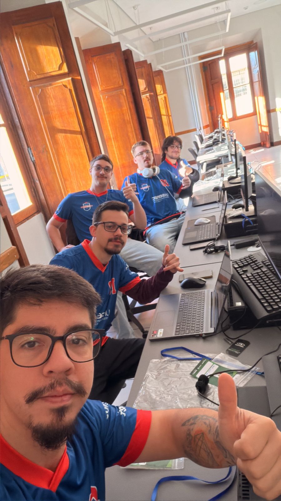 equipe mexico durante a maratona: quatro pessoas, um fim de semana, um MVP de pe